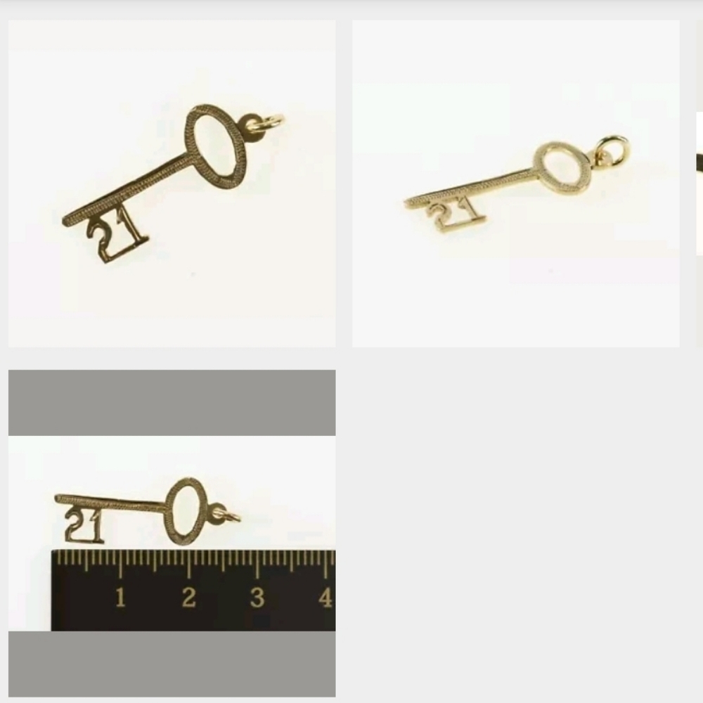Yellow gold 21 key charm/pendant
